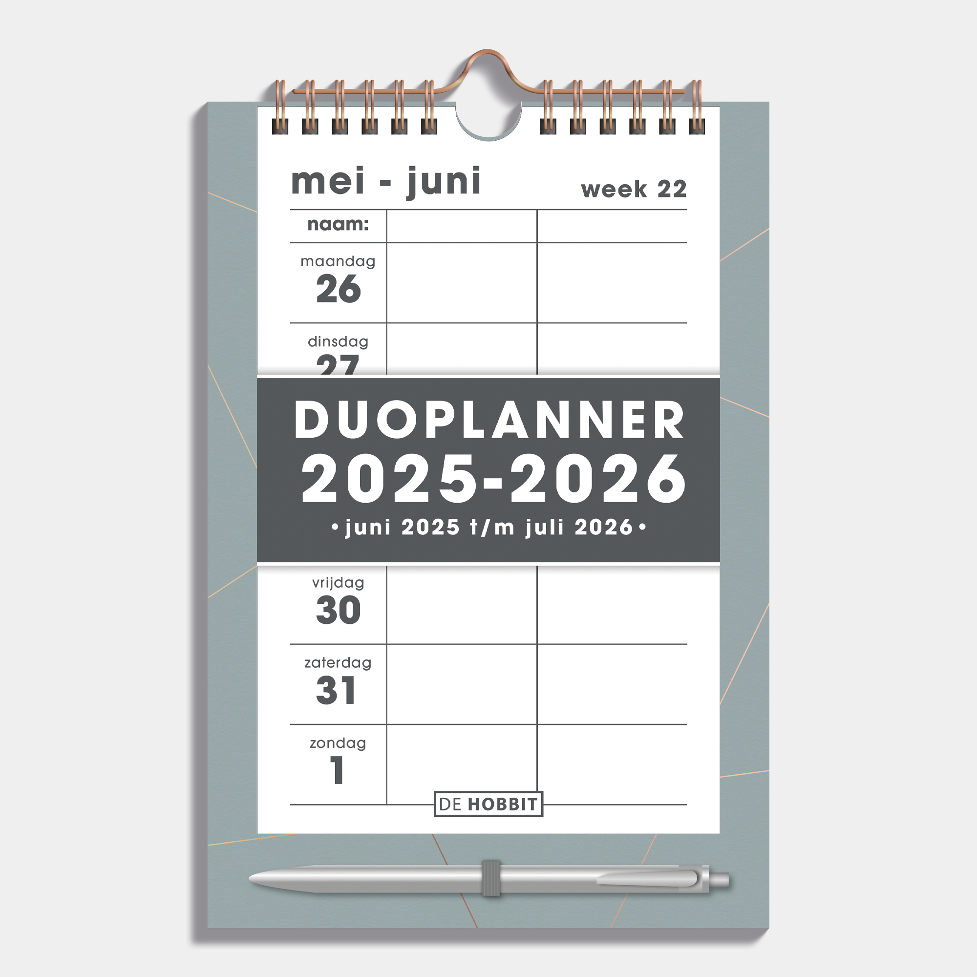 Duoplanner 2025 - 2026 A5 met goudfolielijnen op een grijsgroen bord met pen – vooraanzicht.