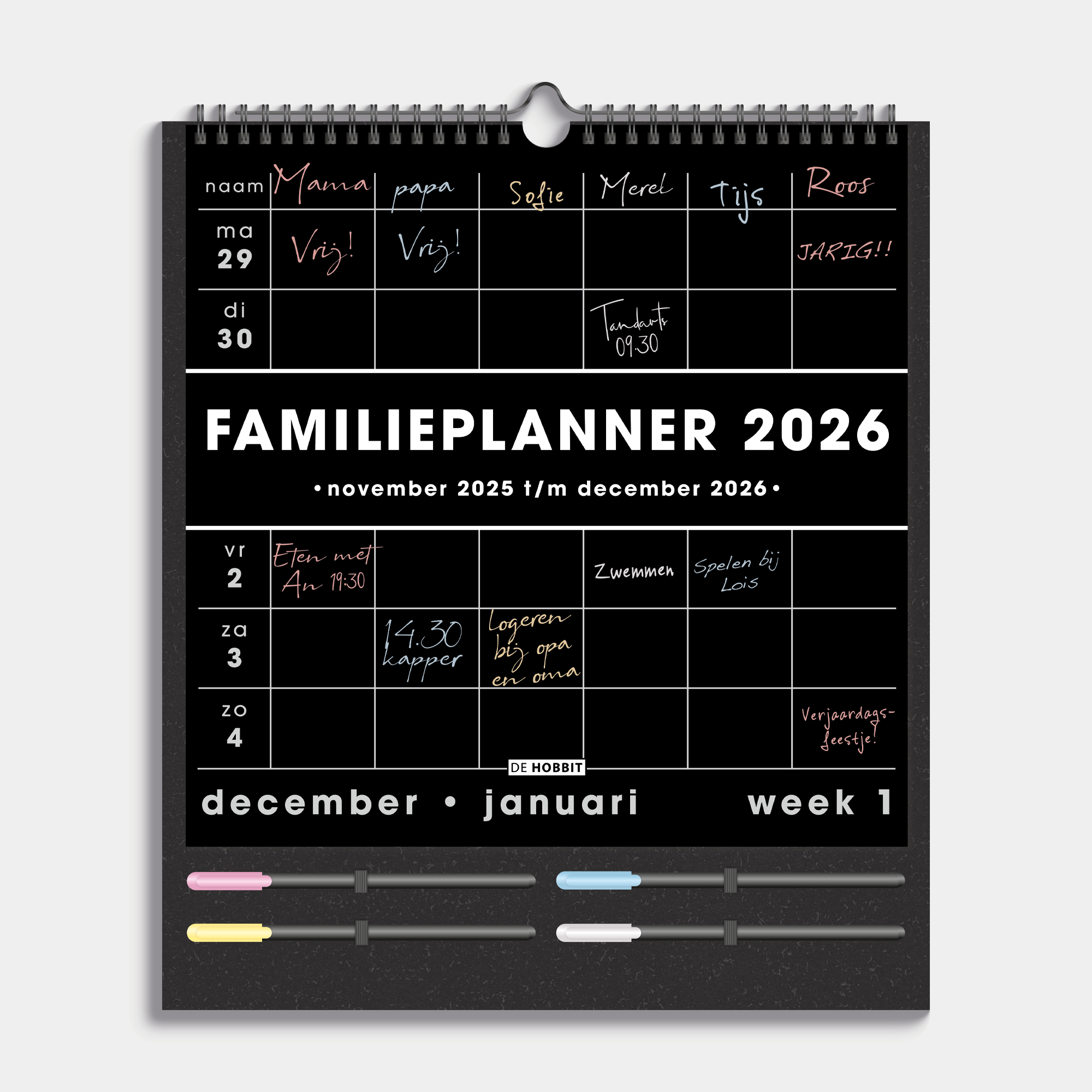 Familieplanner 2026 A3 voor 6 personen met zwart papier en 4 gekleurde markers – vooraanzicht.