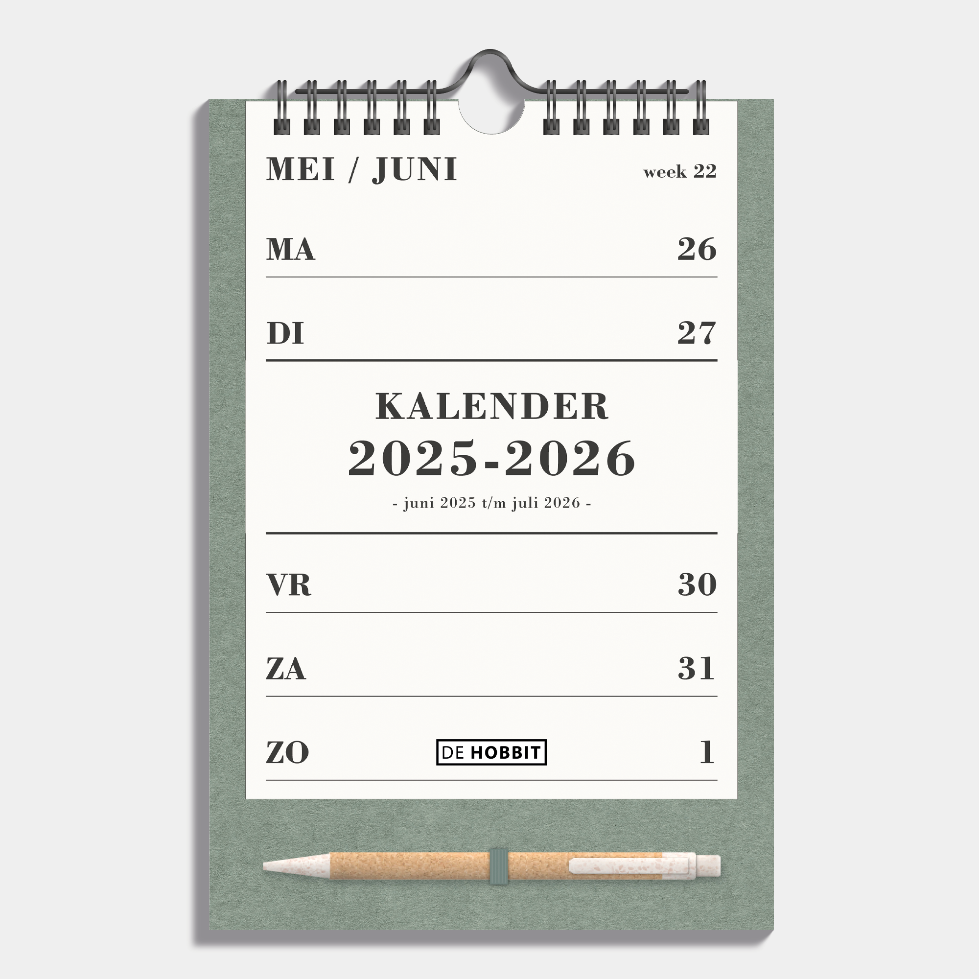 Weekkalender schooljaar 2025 - 2026 A5 met crèmekleurig papier op groen bord met metalen spiraal en pen – vooraanzicht.