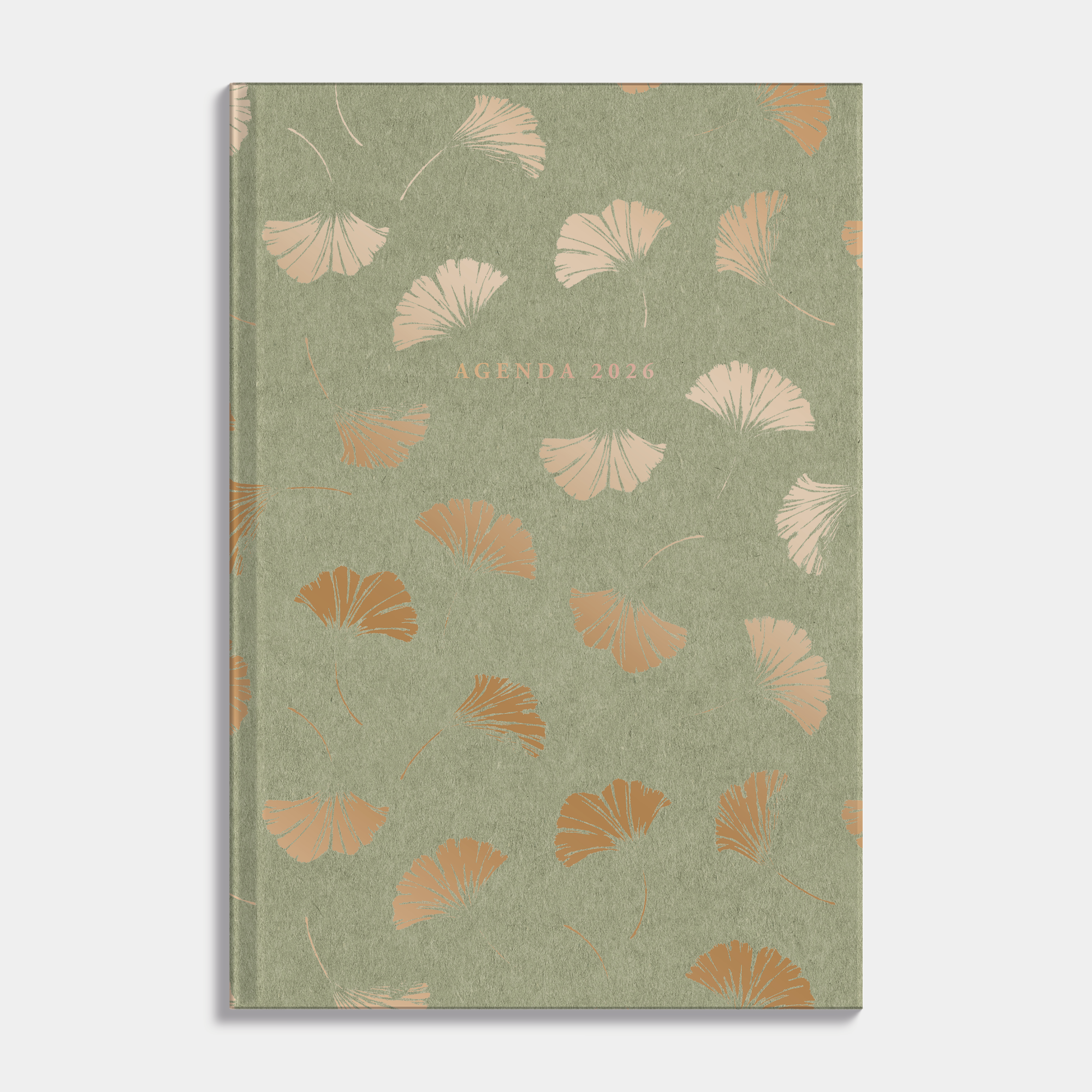 basic agenda 2026 met harde kaft die is voorzien van een ontwerp met goudfolie ginkgo bladeren op een groene achtergrond – vooraanzicht.