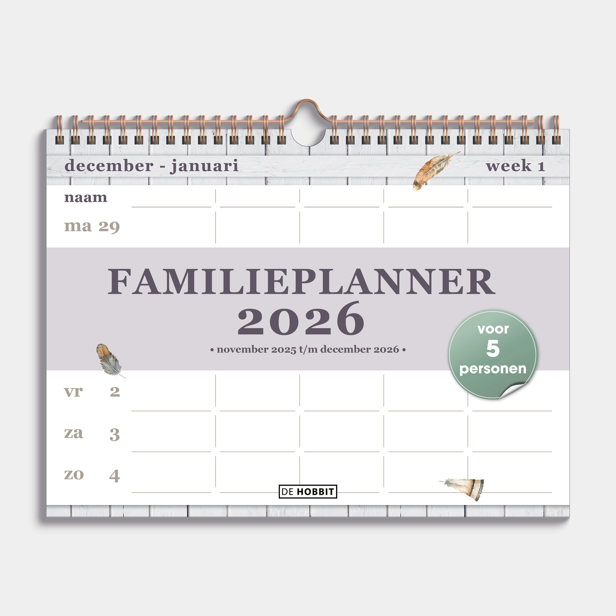 Familieplanner 2026 in A4 formaat met motief van zachte veertjes en metalen spiraal voor 5 personen – vooraanzicht met voorblad.