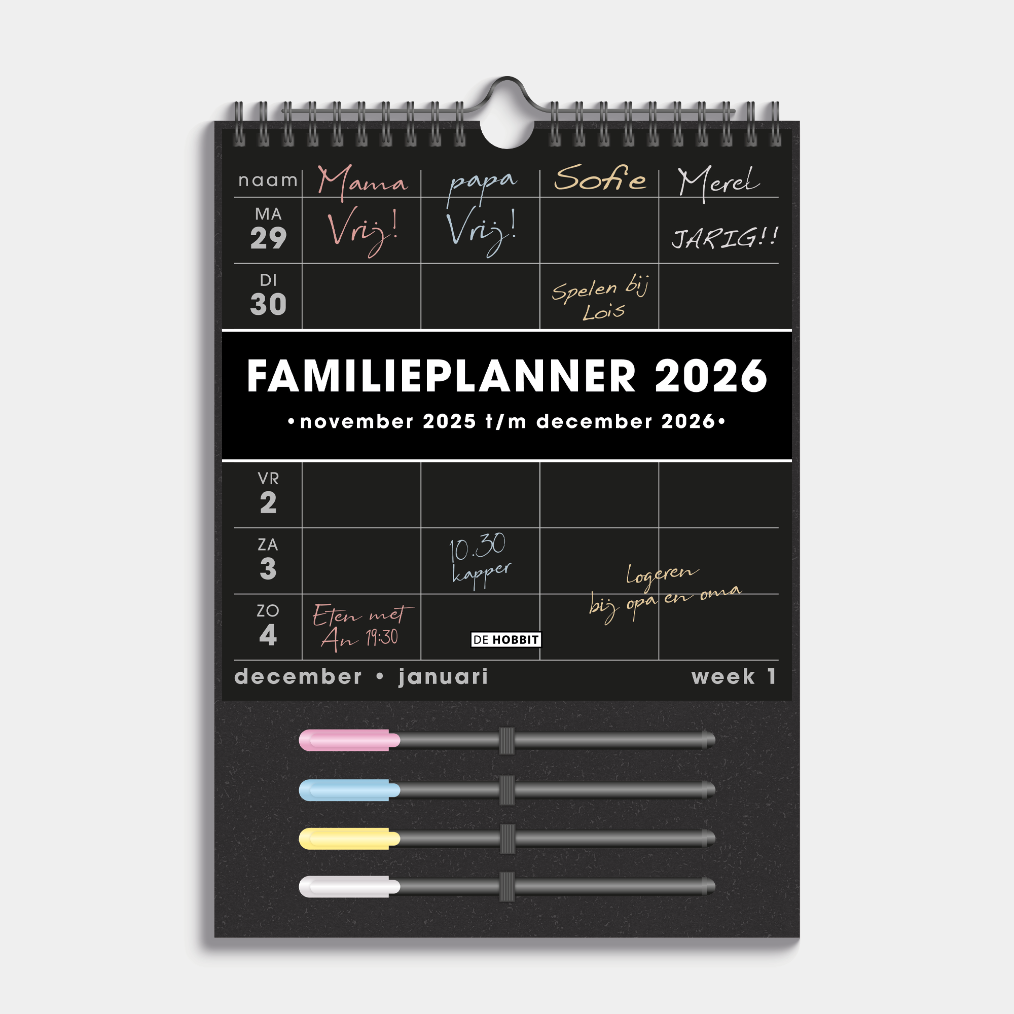 Familieplanner 2026 A4 voor 4 personen met zwart papier en 4 gekleurde markers – vooraanzicht.