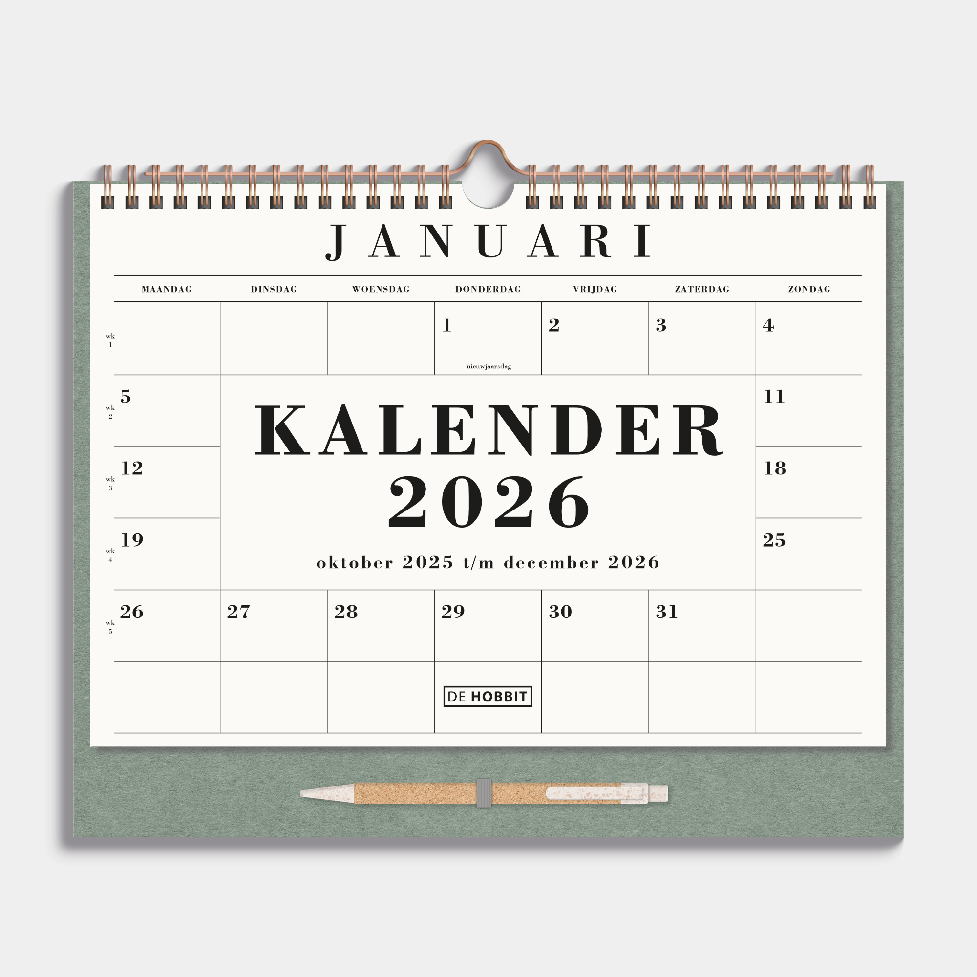 maandkalender 2026 A4 op een kartonnen bord met pen en metalen spiraal – vooraanzicht.