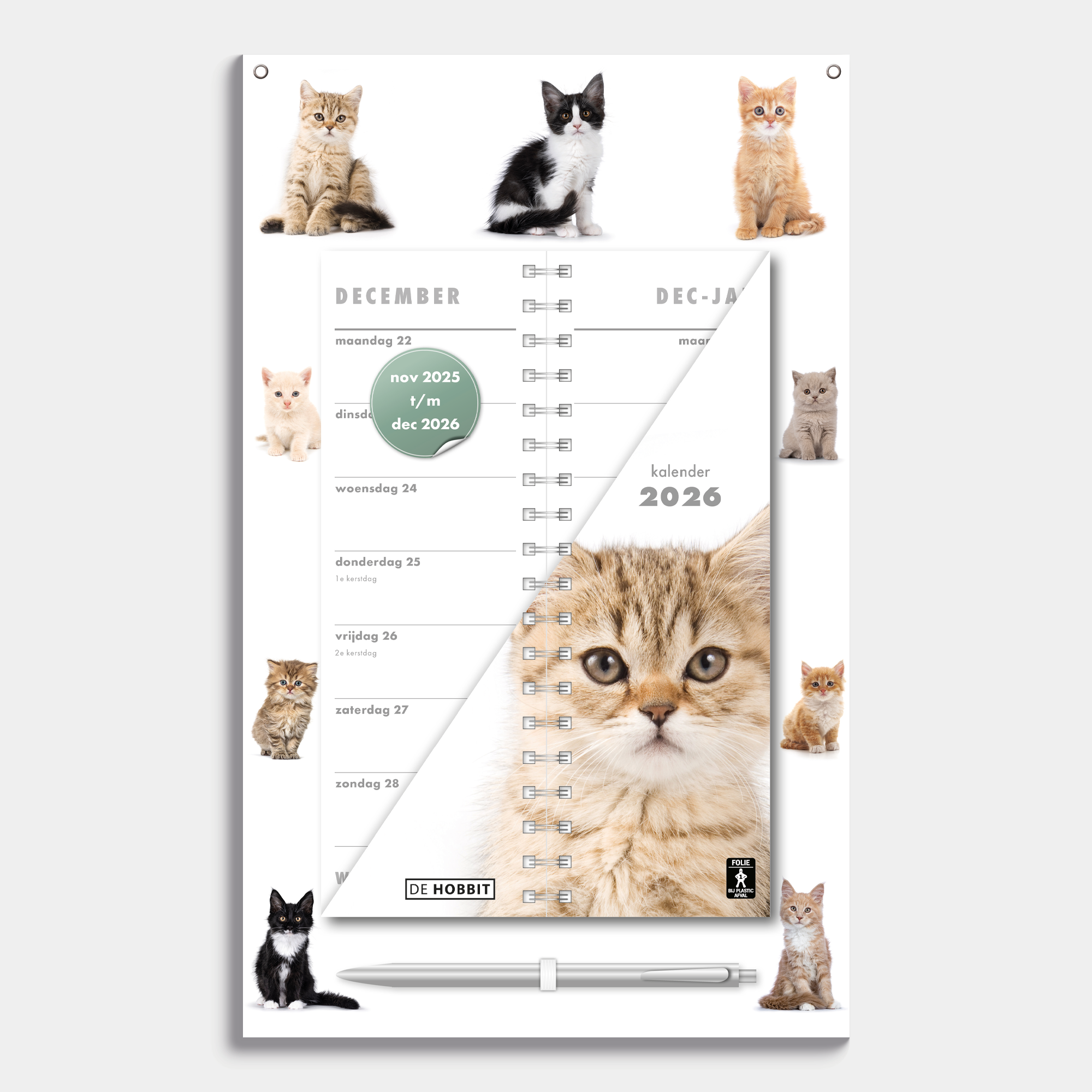 Spiraalgebonden kalender 2026 met 2-weeks overzicht op een kartonnen bord met afbeeldingen van katten voorzien van een pen en ophangkoord – vooraanzicht.