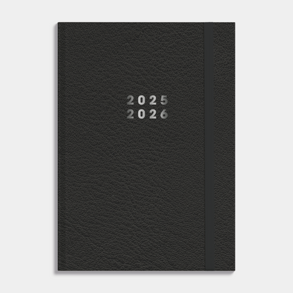 18 maanden agenda 2025 - 2026 A5 zwarte lederlook afwerking, harde cover en elastische sluiting – vooraanzicht.