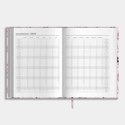 A4 agenda 2025-2026 met kersenbloesemprint, harde cover en elastische sluiting – binnenwerk met jaarplanner.