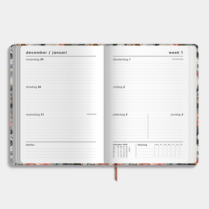 A5 agenda 2026 met klassieke print van kraanvogels en pioenrozen – crèmekleurig binnenwerk met weekoverzicht.