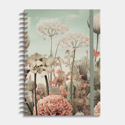 Afsprakenagenda 2025 - 2026 A4 met veldbloemenprint, harde cover en elastische sluiting – vooraanzicht.