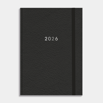 A4 afsprakenagenda 2026 met zwarte lederlook afwerking, harde cover en elastische sluiting – vooraanzicht.