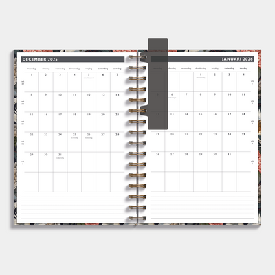 Afsprakenagenda 2026 A5 met klassieke print van kraanvogels en pioenrozen – binnenwerk met maandplanner en ruimte voor notities.