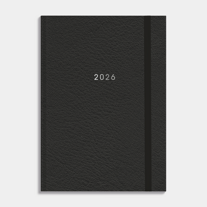 Afsprakenagenda 2026 A5 met zwarte lederlook afwerking, harde cover en elastische sluiting – vooraanzicht.