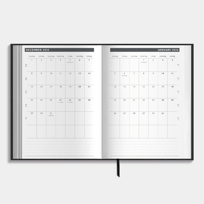 Afsprakenagenda 2026 A5 met zwarte lederlook afwerking – binnenwerk met maandplanner.