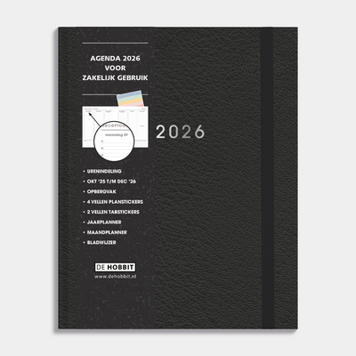 Afsprakenagenda 2026 A5+ formaat met zwarte lederlook afwerking, harde cover en elastische sluiting – vooraanzicht met informatieve banderol.