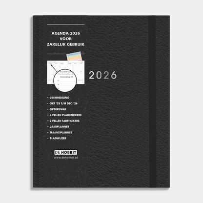 Afsprakenagenda 2026 A5+ formaat met zwarte lederlook afwerking, harde cover en elastische sluiting – vooraanzicht met informatieve banderol.