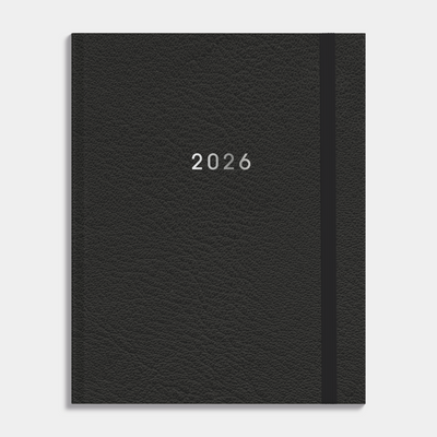 Afsprakenagenda 2026 A5+ formaat met zwarte lederlook afwerking, harde cover en elastische sluiting – vooraanzicht.