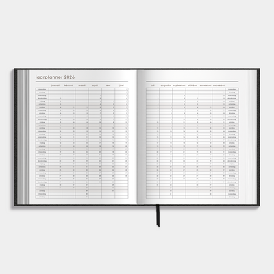 Afsprakenagenda 2026 A5+ formaat met zwarte lederlook afwerking – binnenwerk met jaarplanner.