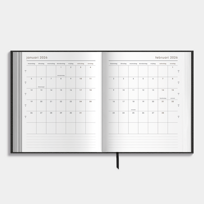 Afsprakenagenda 2026 A5+ formaat met zwarte lederlook afwerking – binnenwerk met maandplanner.