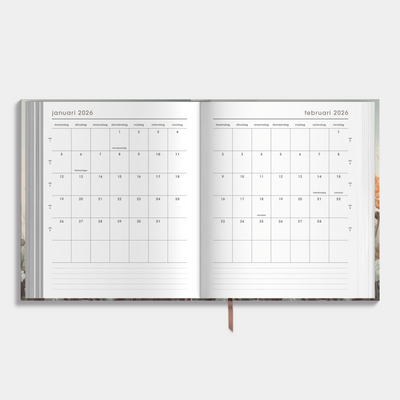 Afsprakenagenda 2026 A5+ formaat met veldbloemenprint – binnenwerk met maandplanner.