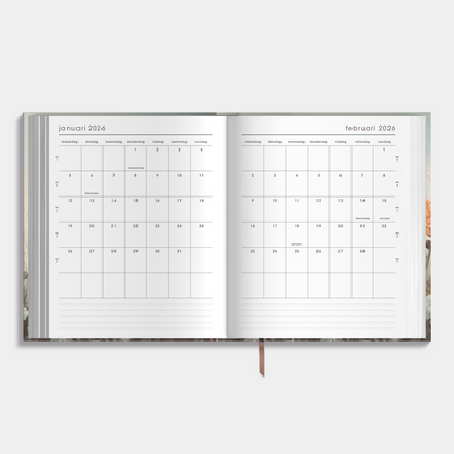 Afsprakenagenda 2026 A5+ formaat met veldbloemenprint – binnenwerk met maandplanner.