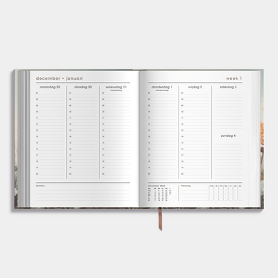 Afsprakenagenda 2026 A5+ formaat met veldbloemenprint – binnenwerk met weekoverzicht inclusief tijdsaanduiding en ruimte voor notities.