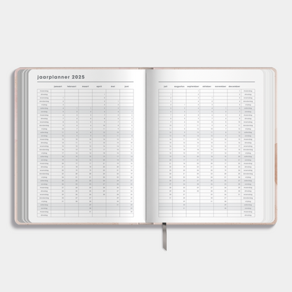 Docentenagenda 2025-2026 A4 met abstracte oudroze print – binnenwerk met jaarplanner.