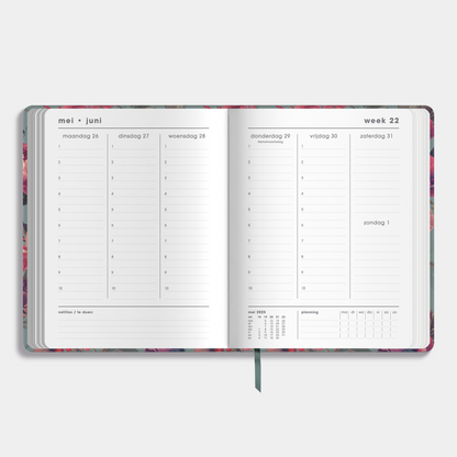 Docentenagenda 2025-2026 A4 met klassieke print van rode bloemen – binnenwerk met weekoverzicht.