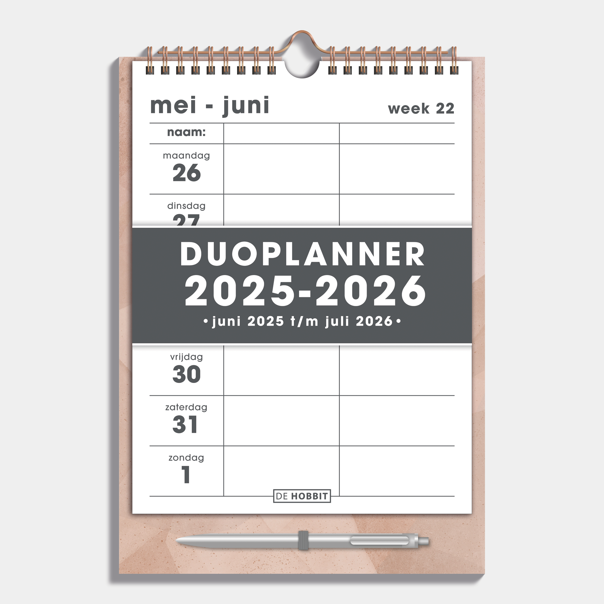 Duoplanner 2025 - 2026 A4 op een oudroze bord met abstracte print, met pen – vooraanzicht.