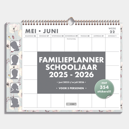 Familieplanner 2025-2026 A3 met klaprozen print voor 5 personen, met ruimte voor pasfoto's en stickervel – vooraanzicht.