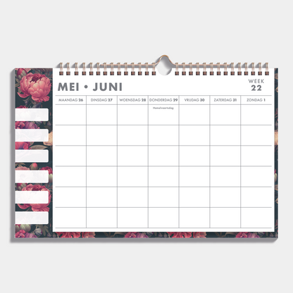 Familieplanner 2025-2026 A3 met klassieke print van rode bloemen voor 6 personen – binnenwerk met weekoverzicht.
