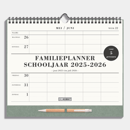 Familieplanner 2025 - 2026 A4 met crèmekleurig gerecycled papier, metalen spiraal en pen voor 5 personen – vooraanzicht.