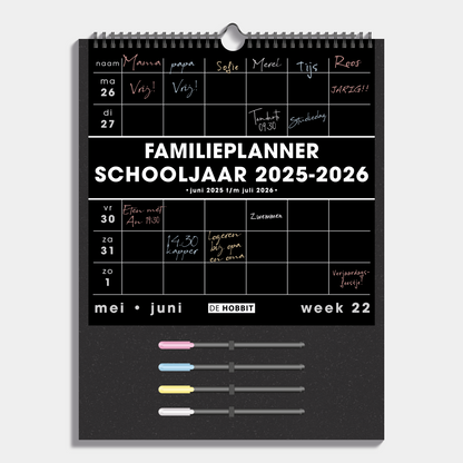 Familieplanner 2025 - 2026 A3 voor 6 personen met zwart papier en 4 gekleurde markers – vooraanzicht.