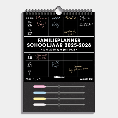 Familieplanner 2025 - 2026 A4 voor 4 personen met zwart papier en 4 gekleurde markers – vooraanzicht.