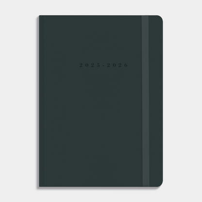 Luxe schoolagenda 2025 - 2026 A5 met grijze suèdelook afwerking, harde cover en elastische sluiting – vooraanzicht.