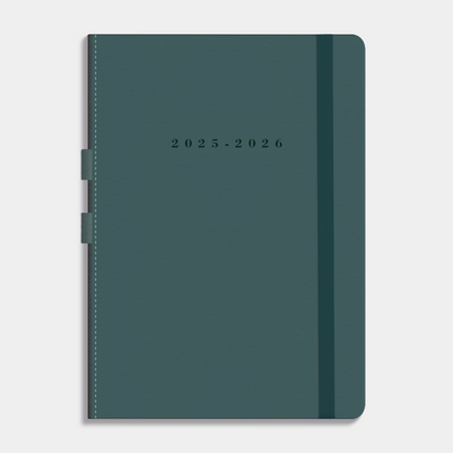 Luxe schoolagenda 2025 - 2026 A5 met petrolblauwe suèdelook afwerking, harde cover, elastische sluiting en pennenlus – vooraanzicht.