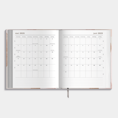 Luxe weekplanner 2025 - 2026 A5 met abstracte oudroze print – binnenwerk met maandplanner.