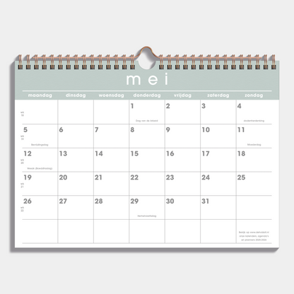 Maandkalender 2025 - 2026 A4 met grijsgroene accenten en metalen spiraal – binnenwerk met maandoverzicht.