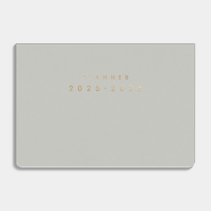 Maandplanner 2025 - 2026 A5 met een flexibele lichtgrijze coverhoes – vooraanzicht.