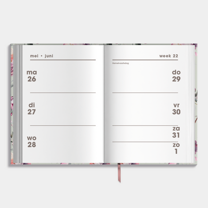 Mini agenda 2025-2026 met kersenbloesemprint en harde cover – binnenwerk met weekoverzicht.