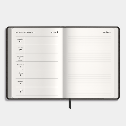 A5 notitieagenda 2026 met een flexibele zwarte coverhoes – binnenwerk met weekoverzicht en bladzijde voor notities.