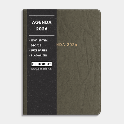 A6 agenda 2026 met een flexibele donkergroene coverhoes – vooraanzicht met informatieve banderol.
