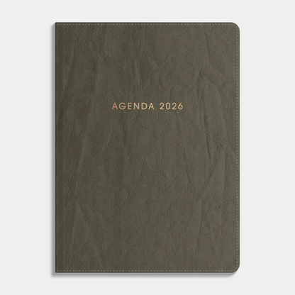 A6 agenda 2026 met een flexibele donkergroene coverhoes – vooraanzicht.