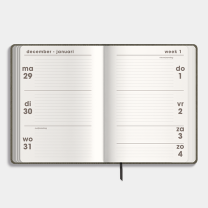 A6 agenda 2026 met een flexibele donkergroene coverhoes – binnenwerk met weekoverzicht.