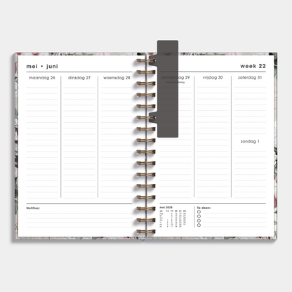 Ringband agenda 2025 - 2026 A5 met een design van kleurrijke bloemen – binnenwerk met weekoverzicht en ruimte voor notities.
