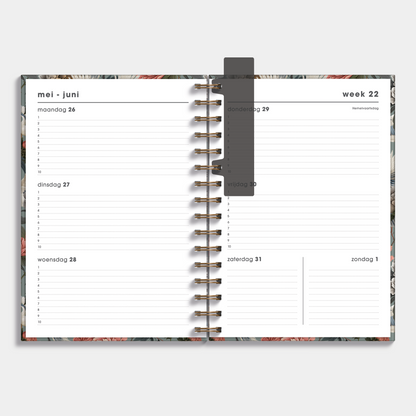 Ringband agenda 2025 - 2026 A5 met chique print van kraanvogels – binnenwerk met weekoverzicht.