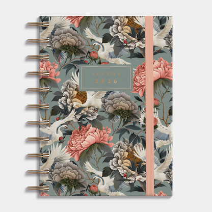 A6 ringband agenda 2026 met print van kraanvogels en pioenrozen, harde cover en elastische sluiting – vooraanzicht.