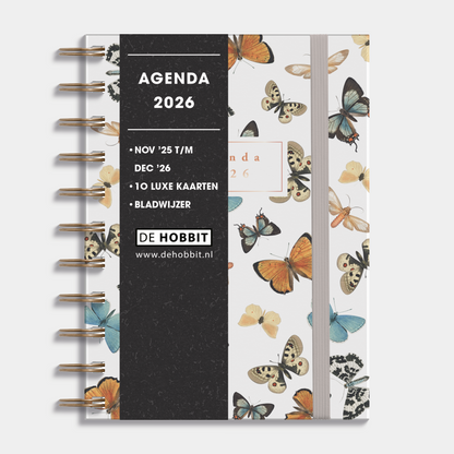 A6 ringband agenda 2026 met kleurrijke vlinders, harde cover en elastische sluiting – vooraanzicht met informatieve banderol.
