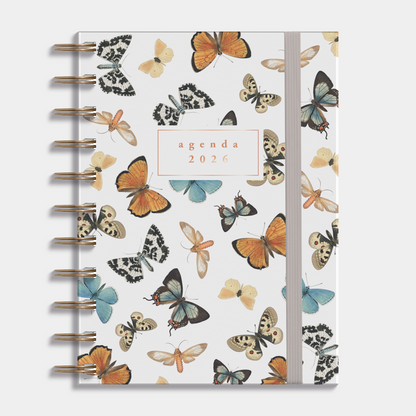A6 ringband agenda 2026 met kleurrijke vlinders, harde cover en elastische sluiting – vooraanzicht.