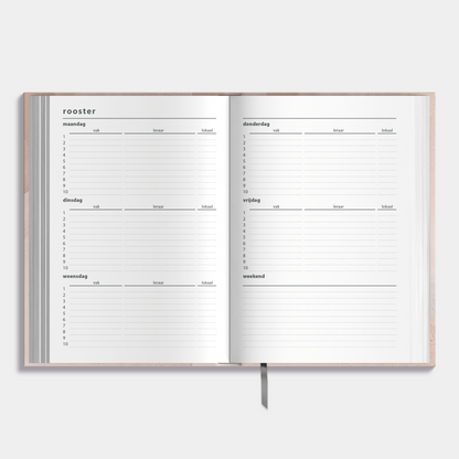 A5 schoolagenda 2025-2026 met abstracte oudroze print en harde cover – binnenwerk met ruimte voor lesroosters.