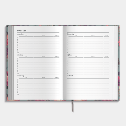 A5 schoolagenda 2025-2026 met klassieke print met rode bloemen en harde cover – binnenwerk met ruimte voor lesroosters.