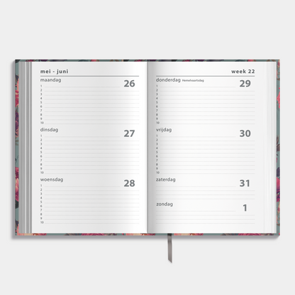 A5 schoolagenda 2025-2026 met klassieke print met rode bloemen en harde cover – binnenwerk met weekoverzicht.